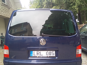 Plovykloje apgadintas automobilis