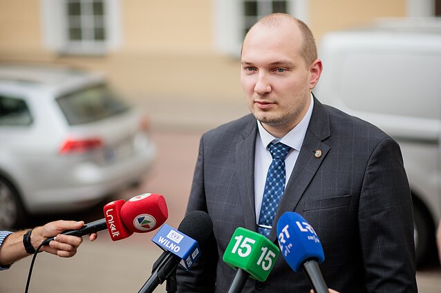 Jakštas žada, kad kitąmet mokytojams alga kils 21 proc., kai kuriems – ir daugiau