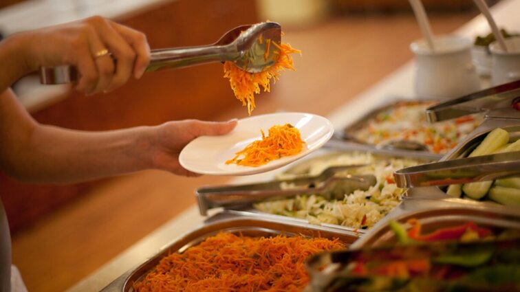 „Taip maitinti brangiau, bet vaikų sveikata – neįkainojama“: vis daugiau mokyklų imasi pačios organizuoti mokinių maitinimą