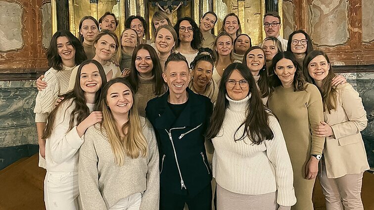 Drauge su Vilniaus Šv. Jonų bažnyčios choru naują dainą pristatantis Linas Adomaitis: tai – vilties žinutė