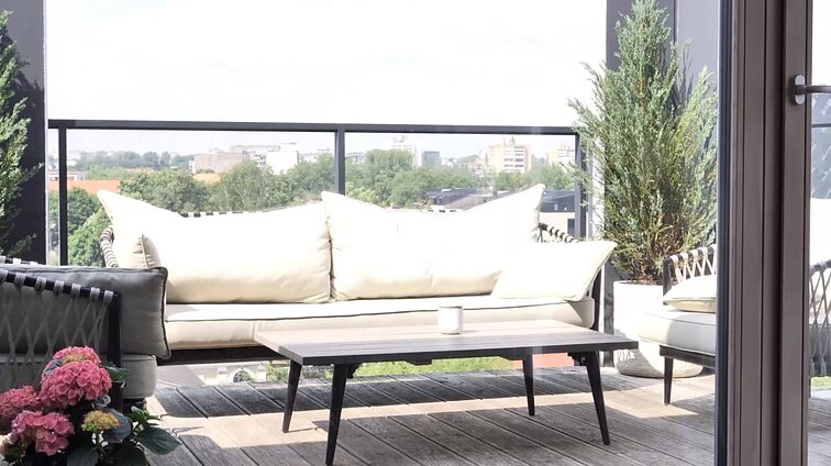 Susivilioję išskirtine terasa, būstą perkūrė iš pamatų: kūryba koja kojon žengė su griovimo darbais