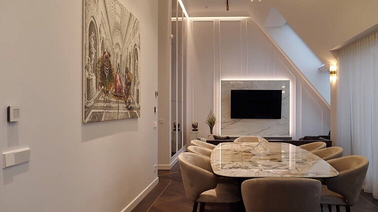 Būstas mansardiniame aukšte padiktavo išskirtinių sprendimų paieškas: netaisyklingą erdvę optiškai koregavo veidrodžiais