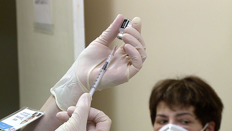 Prieš šaltąjį sezoną – raginimai skiepytis: atnaujinta COVID-19 vakcina rizikos grupėms bus nemokama