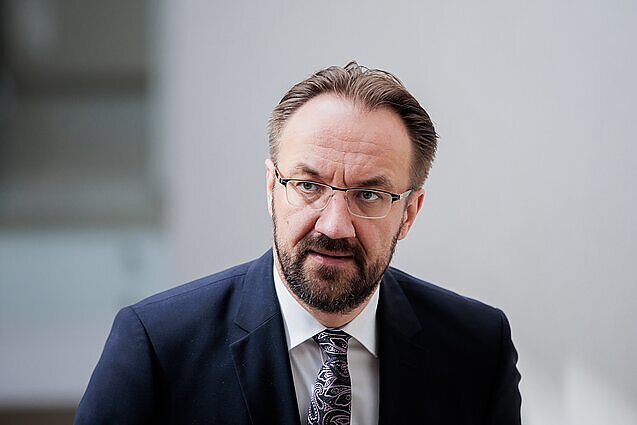 Šimkus: spartesnis ekonomikos atsigavimas atidedamas į kitų metų pradžią