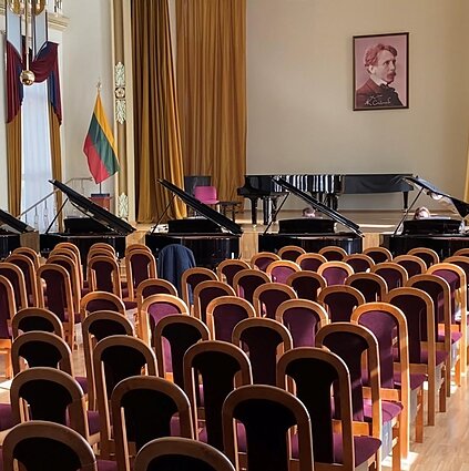 Mūza ant peties. Nacionalinei M. K. Čiurlionio menų mokyklai – 7 nauji fortepijonai