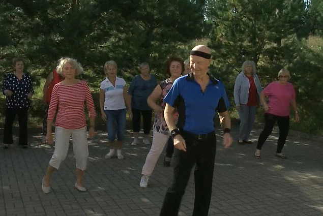 Senjoro Anatolijaus būdas nepasiduoti senatvei – mokyti linijinių šokių ir skatinti laiką leisti aktyviai