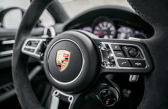 Žinios. Lietuvos įmonių garažuose – prabangūs automobiliai, tačiau darbuotojai gauna minimalias algas
