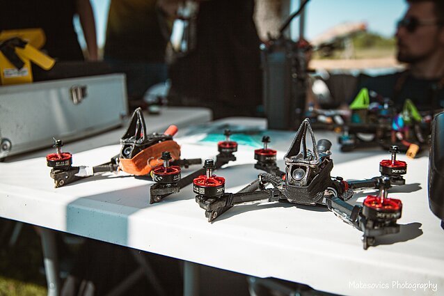 Lietuvos dronų rinktinė ruošiasi pasaulio čempionatui: tikisi pasirodyti geriausiai, kaip gali, ir įgyti patirties