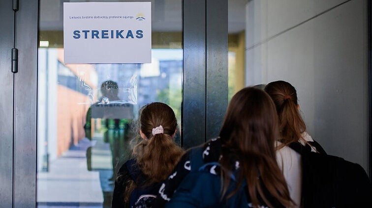 Pedagogų streiko išvakarėse 4 iš 5 švietimo profsąjungų rado sutarimą su ministerija