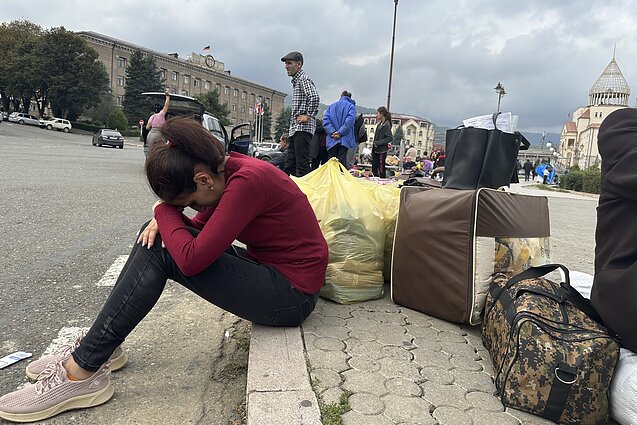 Iš Kalnų Karabacho besitraukiantys vietos gyventoji Iš Kalnų Karabacho besitraukiantys vietos gyventoji