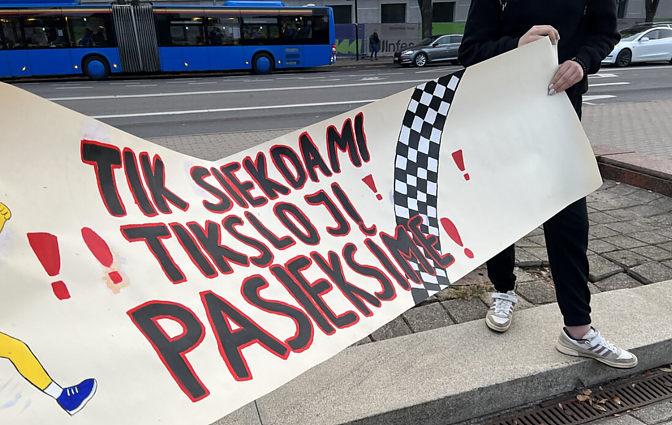 Žinios. Prasideda neterminuotas švietimo darbuotojų streikas, mokytojai planuoja prie Vyriausybės vesti pamokas, mėnesį nakvoti palapinėse