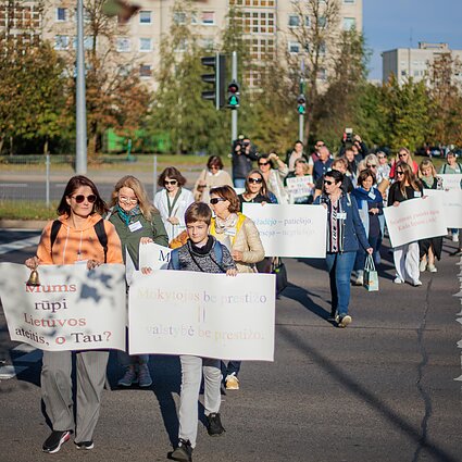 Lietuvos diena. Mokytojų streikas prasidėjo: pedagogai žygiuoja į Vilnių, prie Vyriausybės