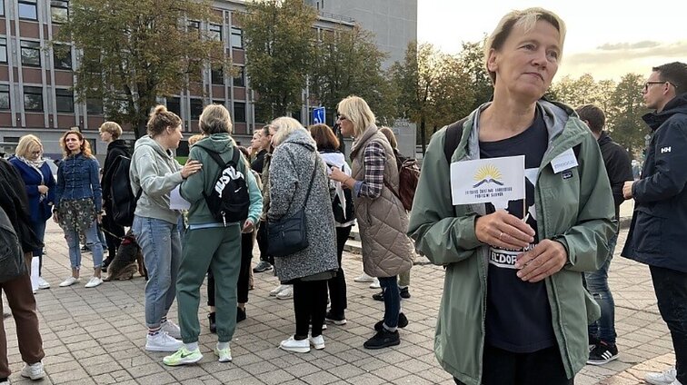 „Šiandien – pilietiškumo pamoka“: streikuojantys mokytojai iš visos Lietuvos pėsčiomis patraukė į Vilnių