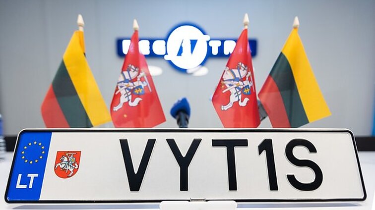 Transporto priemonių numeriai nuo šiol atrodys kitaip – „Regitra“ pristatė naują dizainą su Vyčiu