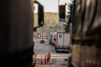 Trucks at a border checkpoint (associative image) Trucks at a border checkpoint (associative image)