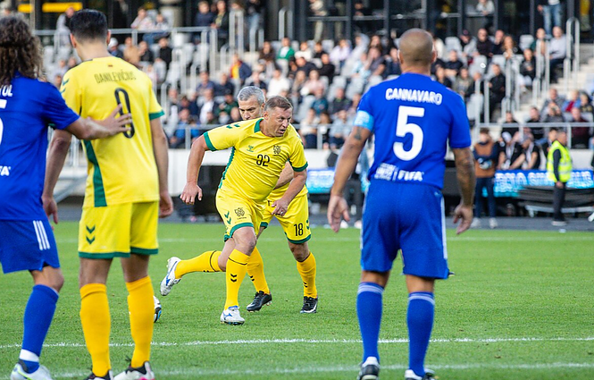 Sportas. Orai. Šventinėse Lietuvos ir FIFA futbolo legendų rungtynėse užfiksuotos draugiškos lygiosios