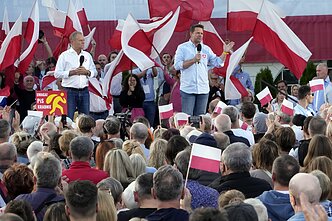 Antivyriausybiniame mitinge Varšuvoje susirinko šimtai tūkstančių žmonių
