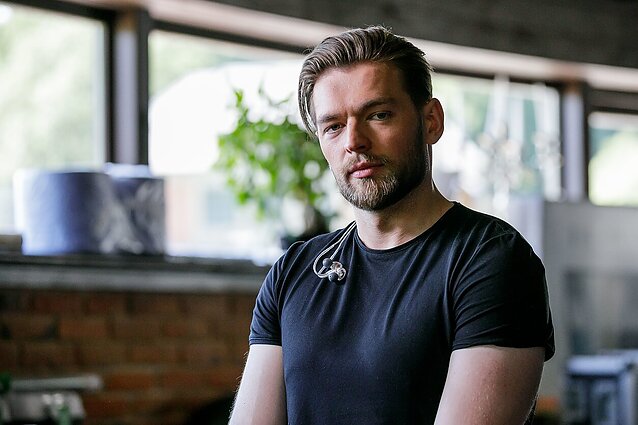 Rytas su muzika. Savo kūrinį studijoje atlieka Jurijus Veklenko