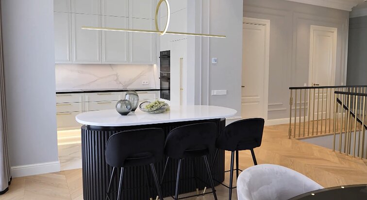 Elegantiški ir šviesūs namai, kuriuose erdvės išdėstytos itin originaliai: būstas išsiskiria aukštomis lubomis