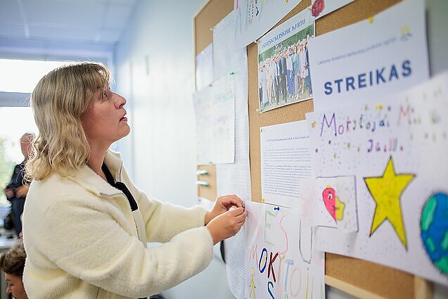 „Esi paliktas vienas su savo problemomis“: tęsiantis mokytojų streikui, kai kurie pedagogai pasiryžo nakvoti palapinėse Kudirkos aikštėje