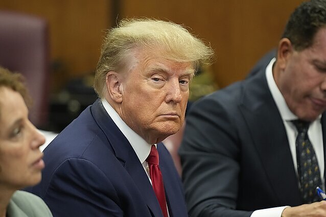 Trumpas sėdo į teisiamųjų suolą Niujorke: gresia ne tik šimtamilijoninė bauda, bet ir verslo imperijos netektis