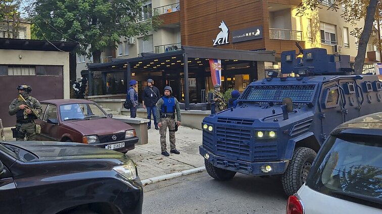 Žinios. Serbija skelbia atitraukusi dalį karių nuo Kosovo sienų po susišaudymo praėjusią savaitę