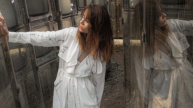 Naują klipą „Jūros lygis“ pristatanti Justė Kraujelytė kviečia į ypatingą premjerą