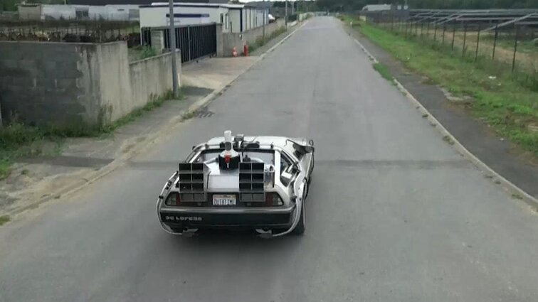 Automobilių kolekcinininkas iš Prancūzijos atkuria legendinių filmų mašinas: lankytojams leidžia ir pavairuoti