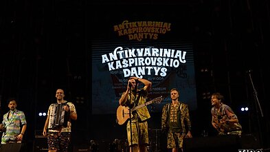 „Antikvariniai Kašpirovskio dantys“ Indijoje
