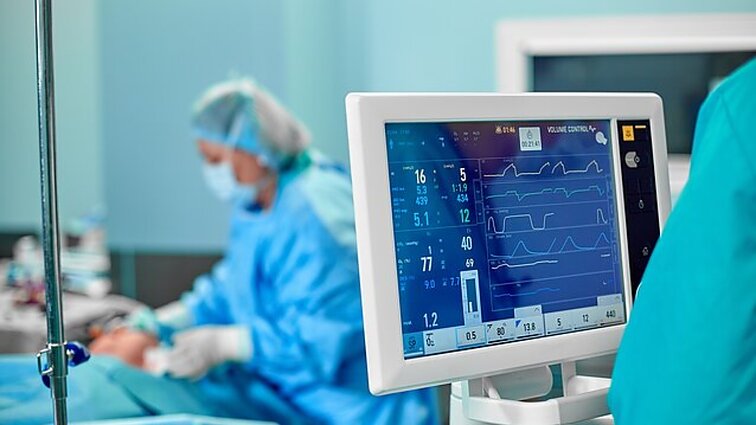 Kaune pirmą kartą pacientui atlikta nesuderinamos kraujo grupės inksto transplantacija: inkstą sūnui dovanojo mama