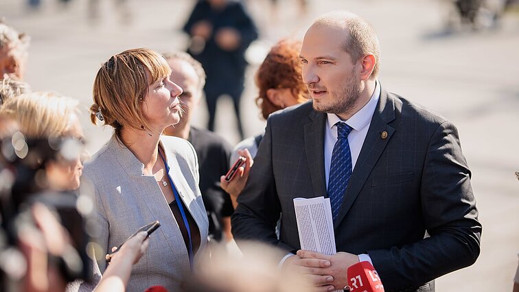 Žinios. Švietimo darbuotojų profsąjungos atstovai su Jakštu sutarimo nepasiekė, derybas tęs rytoj