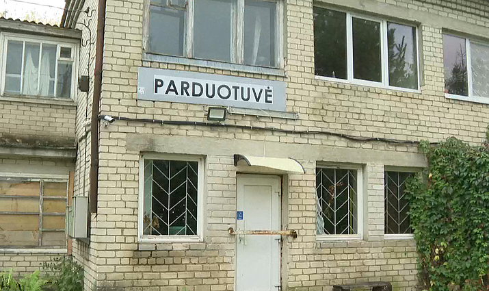 Suvainiškyje uždarius vienintelę čia veikusią parduotuvę, gyventojams išdalytos prekės, sunaikintas skolininkų sąrašas