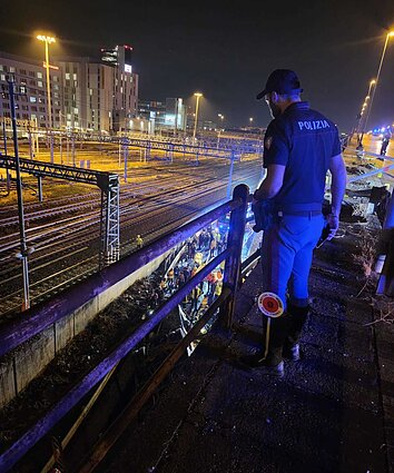 Autobusas nukrito nuo viaduko Autobusas nukrito nuo viaduko