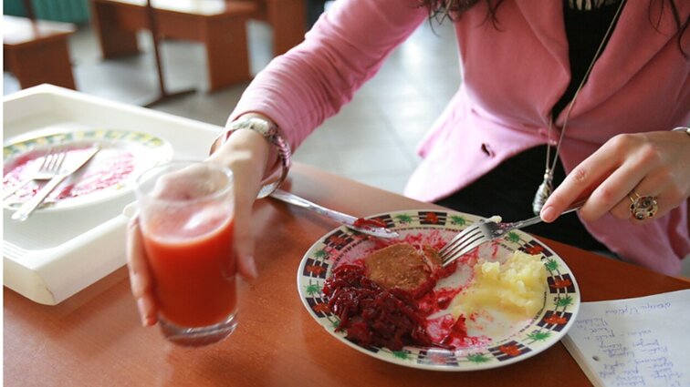 „Reketas viduryje dienos“: į sostinės mokyklos valgyklą vaikai pietų metu įleidžiami tik nusipirkus 3 eurų taloną