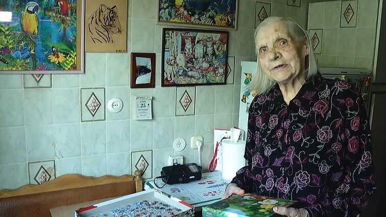 Milžiniškas dėliones mėgstanti 91 metų panevėžietė Janina sako, kad sekėsi ne iš karto: dabar dėlioju jau beveik be klaidų