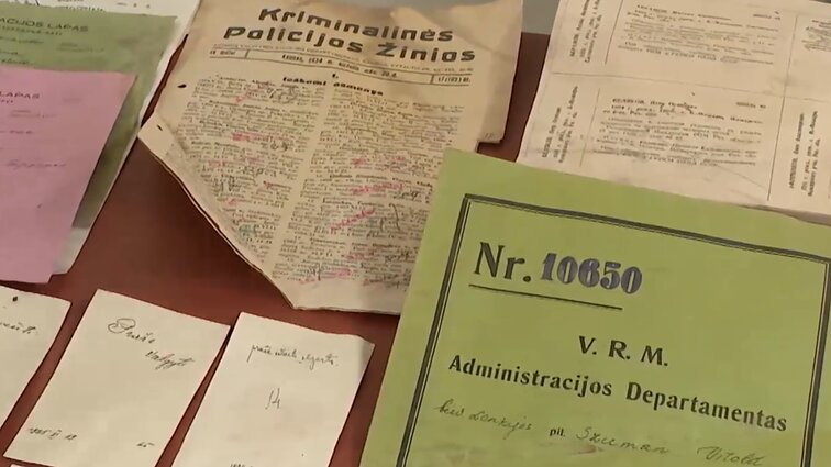 „Jie buvo pasmerkti sunaikinimui“: namo palėpėje statybininkai dujokaukių dėžėse atrado mažiausiai 80 m. senumo dokumentus