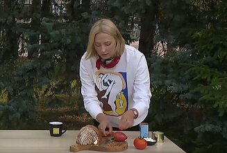 Gabrielė Žutautaitė-Naidzinavičė gamina skrudintos duonos sumuštinį