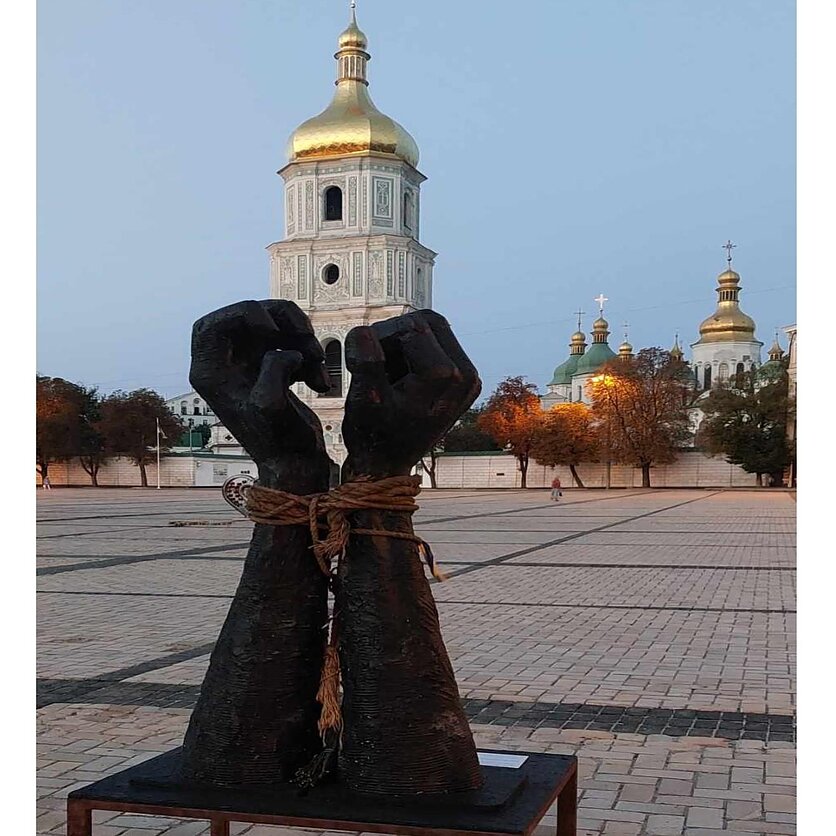 Marius Eidukonis, Pakeliui su klasika. Karo nualintoje Ukrainoje - išsibarsčiusius menininkus susiburti kviečianti meno bienalė