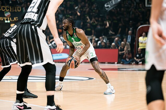 Eurolyga per LRT. Toliau kabinasi į atlapus: po dviejų kėlinių žalgiriečiai alsuoja italams į nugaras