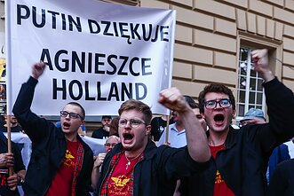 „Putinas dėkoja Agnieszkai Holland“. Dešinieji Lenkijoje protestuoja prieš A. Holland naujausio filmo rodymą „Putinas dėkoja Agnieszkai Holland“. Dešinieji Lenkijoje protestuoja prieš A. Holland naujausio filmo rodymą