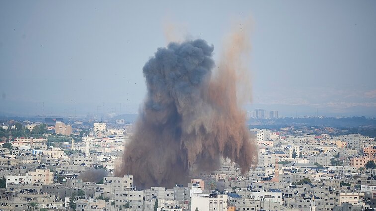 Gazos ruože tęsiantis Izraelio aviacijos atakoms, „Hamas“ praneša, kad įkaitais laiko aukštų Izraelio kariuomenės pareigūnų