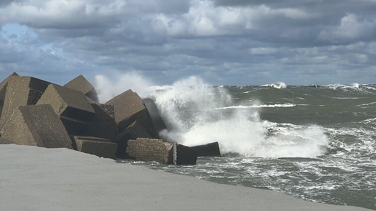 Lietuvoje siaučiant audrai be elektros liko apie 20 tūkst. vartotojų, jūroje ribojama laivyba