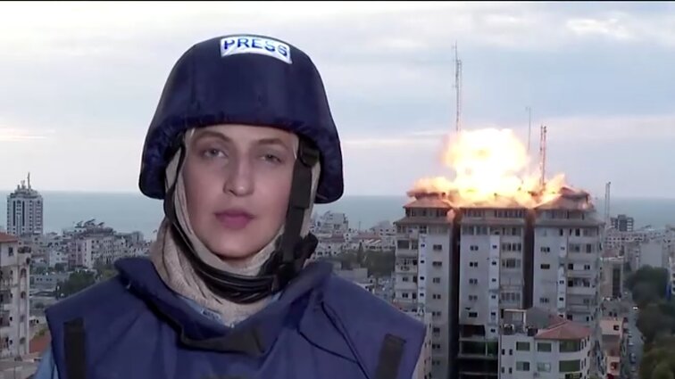 Žurnalistei televizijos eteryje tiesiogiai iš Gazos pranešant apie įvykius, už jos nugaros Izraelio raketa atakavo pastatą