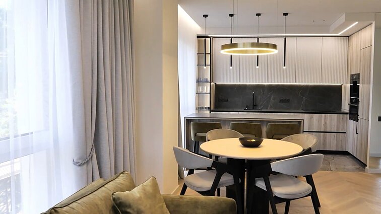 Jauno žmogaus namuose pirmenybė teikiama patogumui: kompaktišką darbo erdvę įkūrė miegamajame