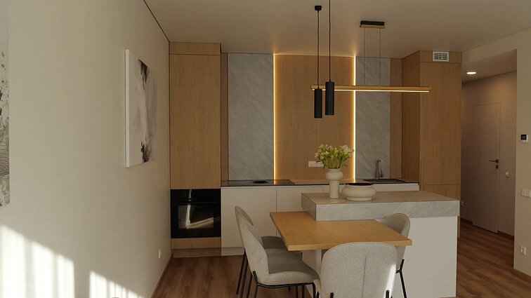 Šviesių namų virtuvėje – subtilus dekoratyvumas: papildomų detalių ir atvirų lentynų nuspręsta atsisakyti