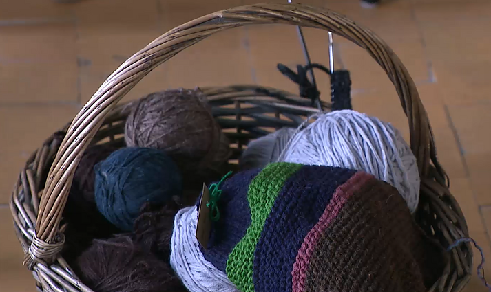 Marcinkonių stoties galerijoje atidaryta Onos Grigaitės paroda: keramikos ir tekstilės eksponatus sujungia perdirbimo tema