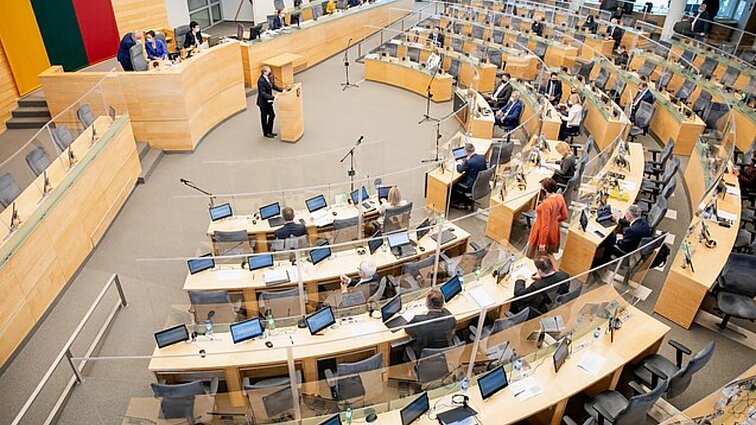 Žinios. Seimas patvirtino Rinkimų kodekso pataisas: kandidatai turės nurodyti visas buvusias narystes partijose