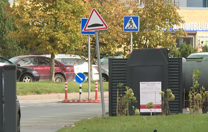 „Džiaukimės gėlėmis, o ne šiukšlėmis“: Panevėžyje šiukšlintojus drausmina neįprastai – šalia konteinerių sodina hortenzijas
