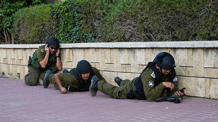 Žinios. Gazos Ruože sausumos operaciją rengiantis Izraelis per „Hamas“ užpuolimą jau neteko daugiau kaip tūkstančio piliečių