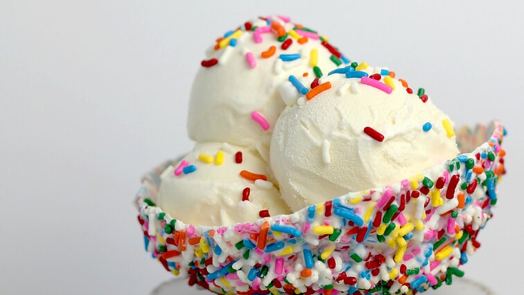 Vaniliniai ledai – pirmasis iš plastiko pagamintas maistas, bet jų geriau nevalgyti: jais skatinama diskusija apie taršą